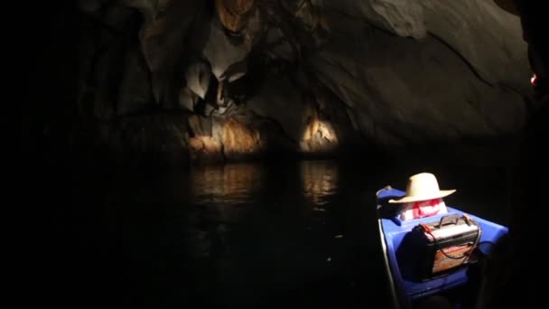 Immagine unica del fiume sotterraneo sotterraneo di Puerto Princesa dall'interno - Viaggio avventuroso in destinazioni esclusive nelle Filippine - Illuminazione scura con la sensazione reale dal punto di vista dei visitatori — Video Stock