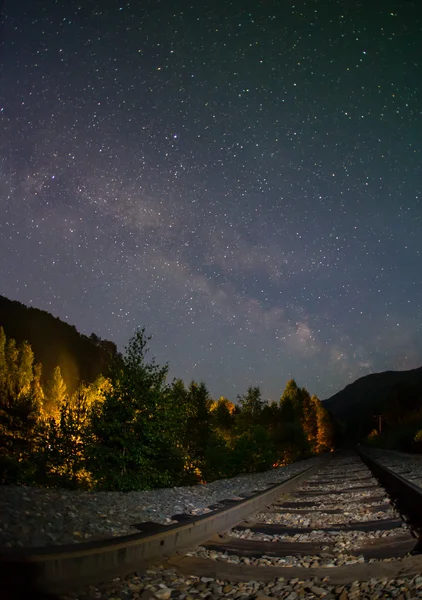Ferrocarril que va al bosque — Foto de Stock