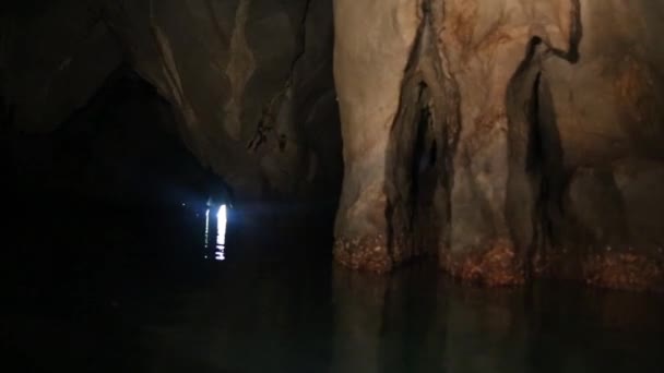 Uniek beeld van Puerto Princesa ondergrondse ondergrondse rivier van binnen - avontuurlijke reis in exclusieve Filippijnen bestemmingen - donkere verlichting met het echte gevoel van bezoekers oogpunt — Stockvideo