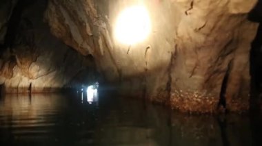 Puerto Princesa yeraltı metro nehirden benzersiz görüntü içinde ziyaret edenler açısından gerçek duygu ile - özel Filipinler yerlerde maceralı bir yolculuk - karanlık aydınlatma