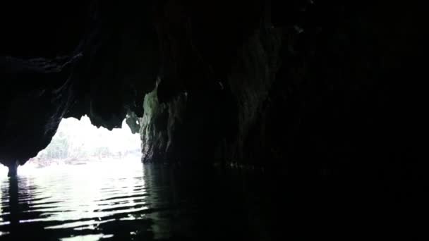 Immagine unica del fiume sotterraneo sotterraneo di Puerto Princesa dall'interno - Viaggio avventuroso in destinazioni esclusive nelle Filippine - Illuminazione scura con la sensazione reale dal punto di vista dei visitatori — Video Stock
