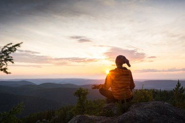 kayanın üzerinde meditasyon adam