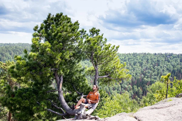 Bäume umarmen, um die Natur zu unterstützen — Stockfoto