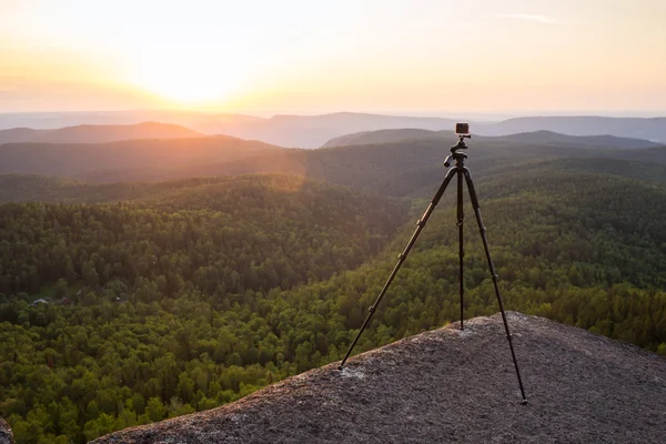 Силуэт фотографа, фотографирующего на закате — стоковое фото