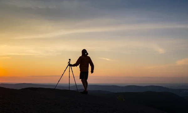 Silhouette des Fotografen beim Fotografieren im Sonnenuntergang — Stockfoto