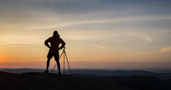 Silhueta de fotógrafo tirando foto no pôr do sol — Fotografia de Stock