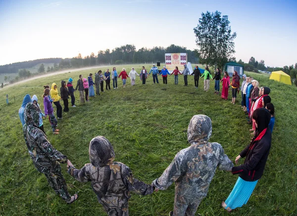 Grand groupe de peuples heureux jouent rond-point — Photo