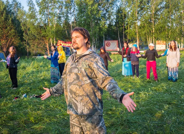 Large group of happy peoples play roundelay — Stock Photo, Image