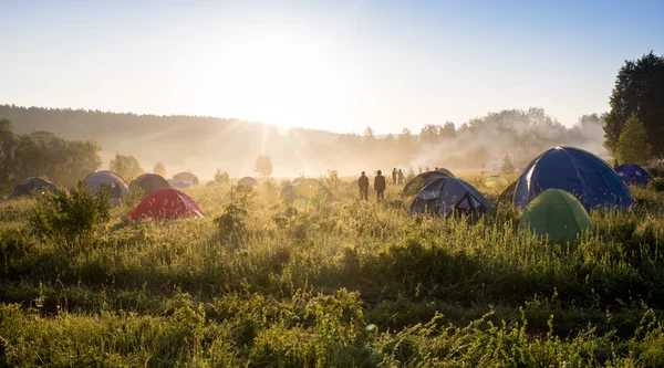 Tenda turística no acampamento florestal — Fotografia de Stock