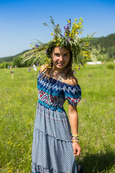 Menina bonita com cabelo encaracolado vermelho no campo de camomila — Fotografia de Stock