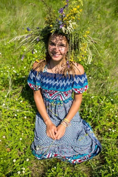 Hermosa joven con el pelo rojo rizado en el campo de manzanilla —  Fotos de Stock