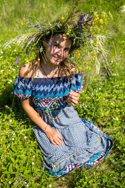 Menina bonita com cabelo encaracolado vermelho no campo de camomila — Fotografia de Stock