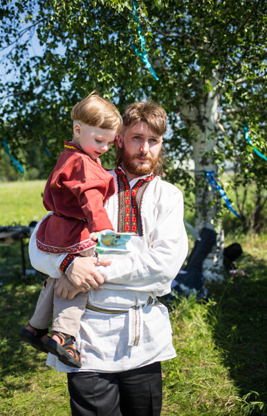 танцоры в традиционной одежде исполняют народные танцы во время Международного фольклорного фестиваля
