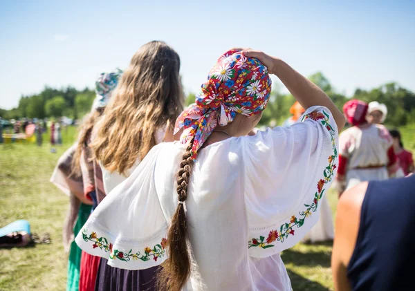 Tanečníci v tradičním kroji provádí lidového tance během mezinárodního folklorního festivalu — Stock fotografie