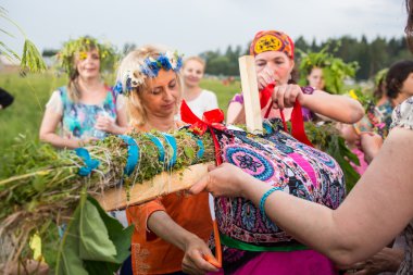 geleneksel kıyafet dansçılar Uluslararası Folklor Festivali sırasında halk dansları gerçekleştirir