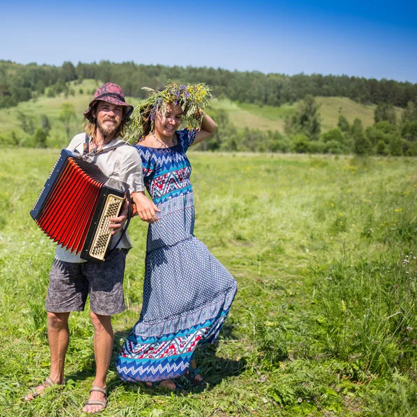 Casal em russo vestido tradicional no prado — Fotografia de Stock