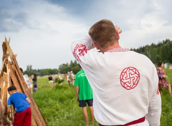 Dansers in traditionele kleding presteert volksdans tijdens het internationale folklore festival — Stockfoto