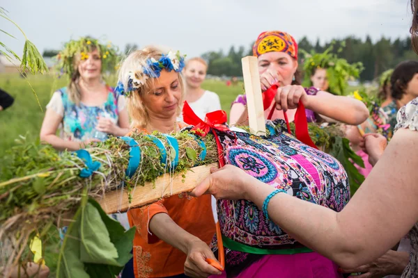 Bailarines en traje tradicional realiza danza folclórica durante el festival internacional de folclore — Foto de Stock