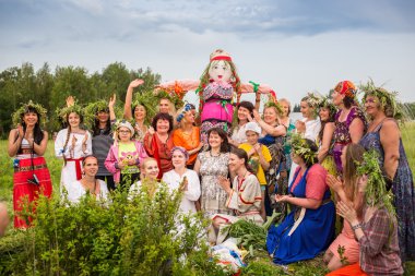 geleneksel kıyafet dansçılar Uluslararası Folklor Festivali sırasında halk dansları gerçekleştirir
