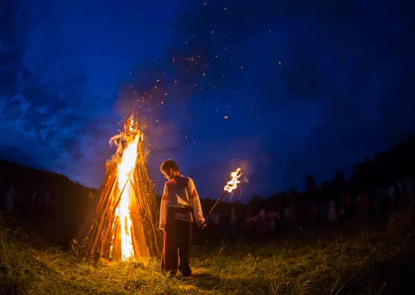 People celebrate the holiday and Russian dance in a circle around  sacred fire — Stock Photo, Image