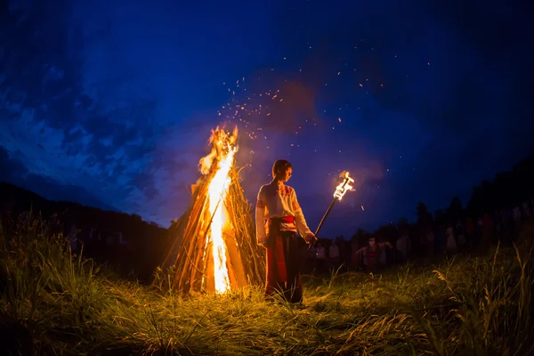 Lidé slaví svátek a Ruský tanec v kruhu kolem posvátné ohně Stock Fotografie