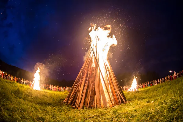 People celebrate the holiday and Russian dance in a circle around  sacred fire — Stock Photo, Image