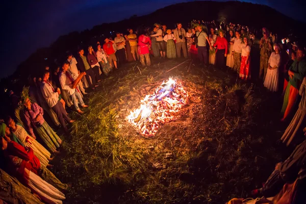 People celebrate the holiday and Russian dance in a circle around  sacred fire — Stock Photo, Image