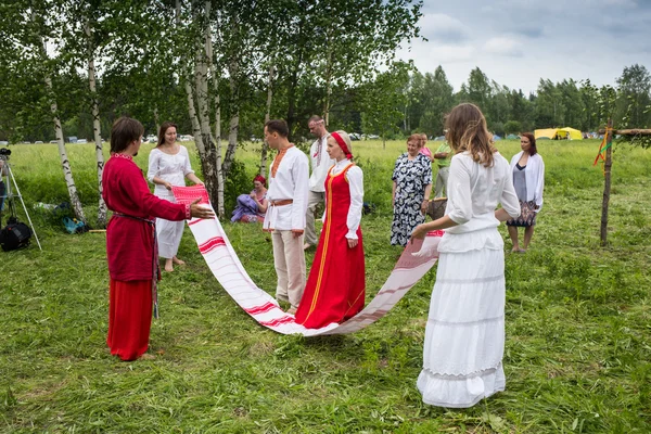 Tancerze w tradycyjny strój wykonuje taniec ludowy podczas festiwal folklorystyczny — Zdjęcie stockowe