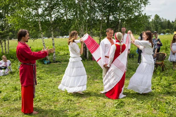 Dansers in traditionele kleding presteert volksdans tijdens het internationale folklore festival — Stockfoto