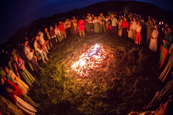 Люди празднуют праздник и русский танец в кругу вокруг священного огня Стоковое Изображение