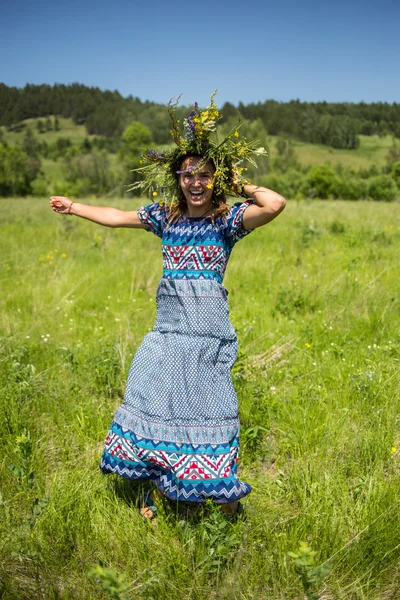 Menina bonita com cabelo encaracolado vermelho no campo de camomila — Fotografia de Stock