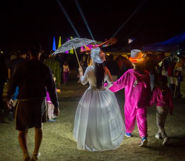 Festival makyaj, saç modeli ve kıyafet ile üç güzel kız portresi.