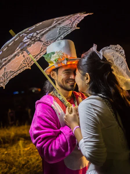 Portret van jonge mysterieuze paar — Stockfoto