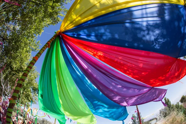 Paraguas colorido en un campo de trigo —  Fotos de Stock