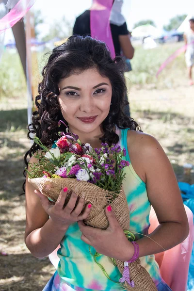 Casamento. Bela noiva com buquê — Fotografia de Stock