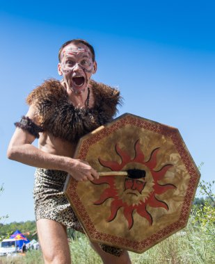 Beyaz erkek Afrika bitki örtüsü giymiş