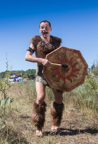 Vit hane klädd i afrikanska aboriginerna — Stockfoto