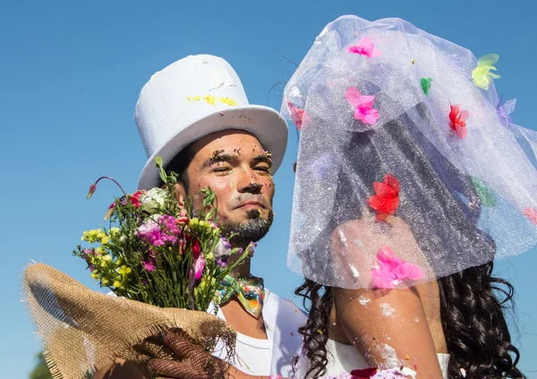Junges Brautpaar genießt romantischen Moment zusammen bei Hochzeitsempfang im Freien — Stockfoto