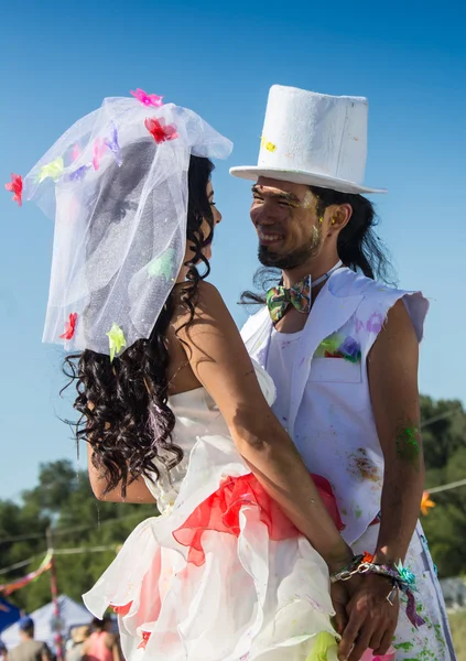 Junges Brautpaar genießt romantischen Moment zusammen bei Hochzeitsempfang im Freien — Stockfoto