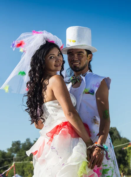 Jovens recém-casados desfrutando de momento romântico juntos na recepção do casamento fora — Fotografia de Stock