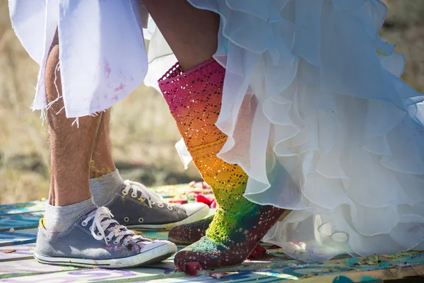 Jovens recém-casados desfrutando de momento romântico juntos na recepção do casamento fora — Fotografia de Stock