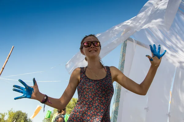 Portret van gelukkige jonge meisjes op holi kleur festival — Stockfoto