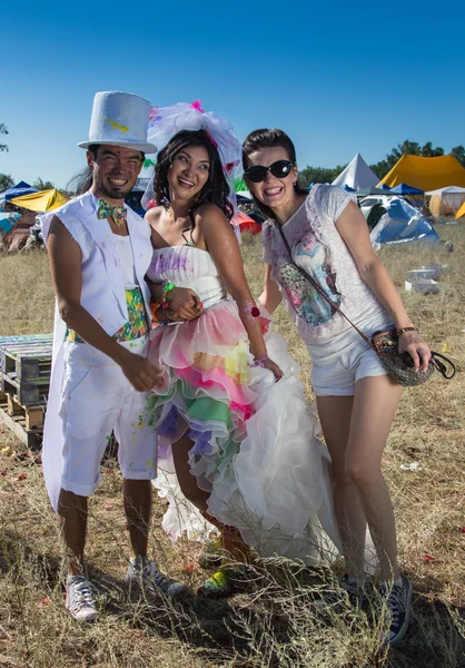 Giovani sposi che si godono un momento romantico insieme al ricevimento di nozze fuori Foto Stock