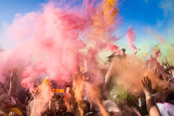 Folle di persone non identificate al The Color Party — Foto Stock