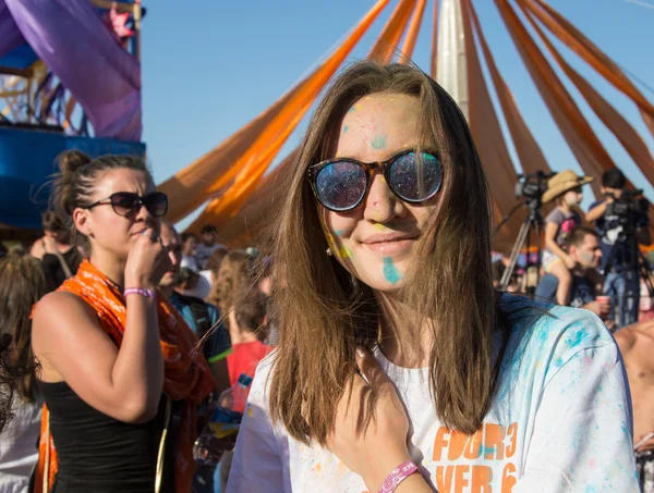 Портрет щасливих молодих дівчат на фестивалі кольору холі — стокове фото