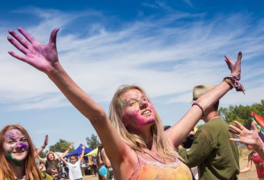 Cosmos Köyü, Almatı Eyaleti, Kazakistan - 16 Ağustos 2015: etnik müzik Forey Festivali, bir sürü insan bu tatil dinlenmek ve eğlenmek için toplar. Etnik açık hava konser, nerede birçok