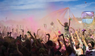Cosmos Köyü, Almatı Eyaleti, Kazakistan - 16 Ağustos 2015: etnik müzik Forey Festivali, bir sürü insan bu tatil dinlenmek ve eğlenmek için toplar. Etnik açık hava konser, nerede birçok