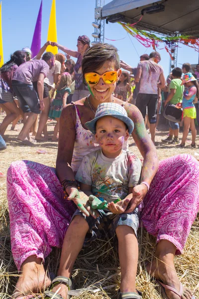 Cosmos Village, provincia de Almaty, Kazajstán - 16 de agosto de 2015: El festival de música étnica Forey, mucha gente se reúne en estas vacaciones para relajarse y divertirse. Concierto étnico al aire libre, donde muchos — Foto de Stock