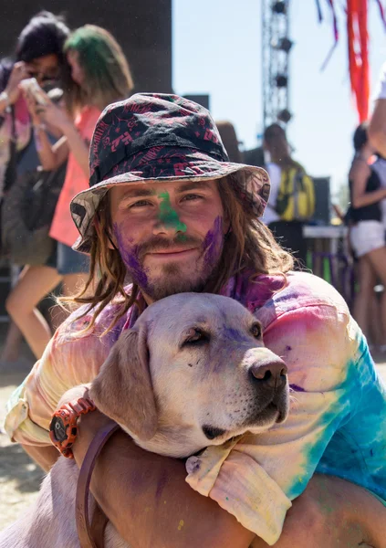 Портрет молодого улыбающегося человека на фестивале цвета холи — стоковое фото