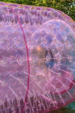 parkta mürekkep şişme yapılar